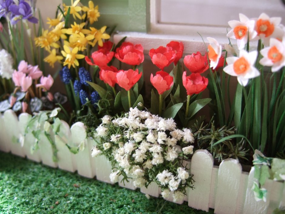 Композиции из тюльпанов в саду
