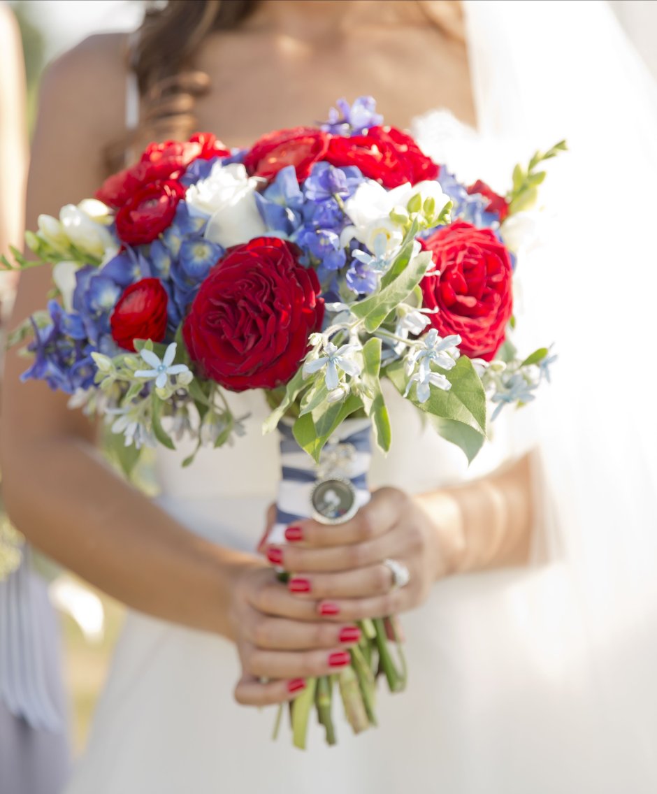 Красно синий букет невесты