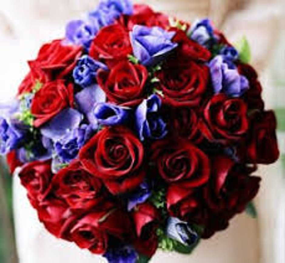 Свадебный букет из красных и синих роз