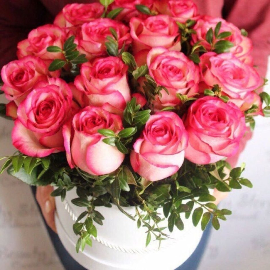 Букет розовых роз вечером