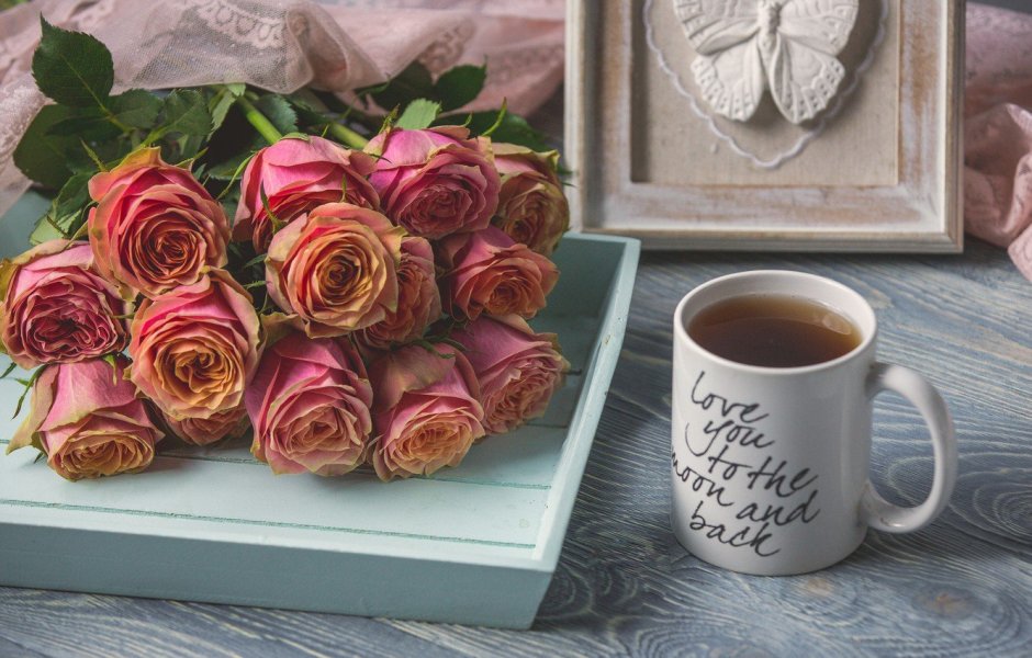 Роза и чашка чая
