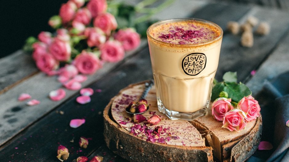 Кофе с цветами и сладостями