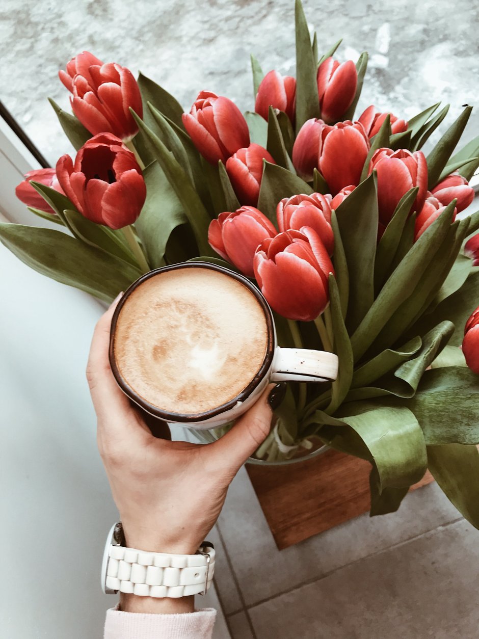 Букет тюльпанов и кофе