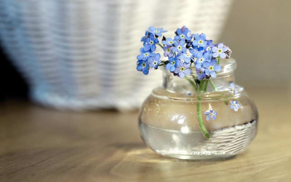 Мелкие цветочки в вазе