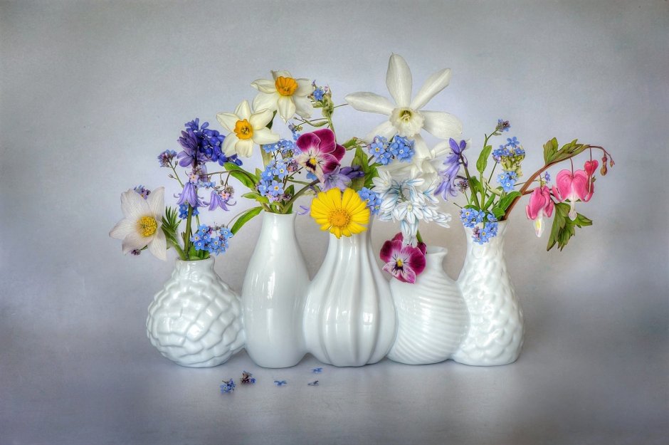 Апрельские цветы в вазе