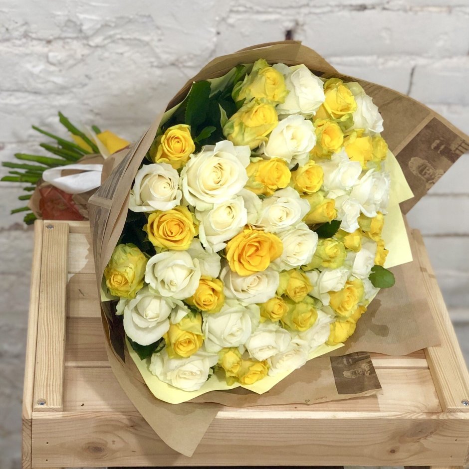 Букет из белых и желтых роз