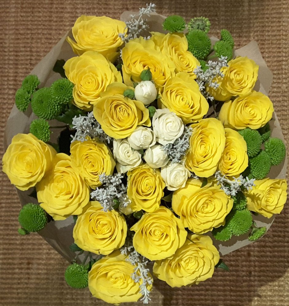 Букет желтых и белых роз