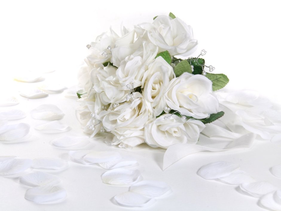 С днём рождения женщине белые розы