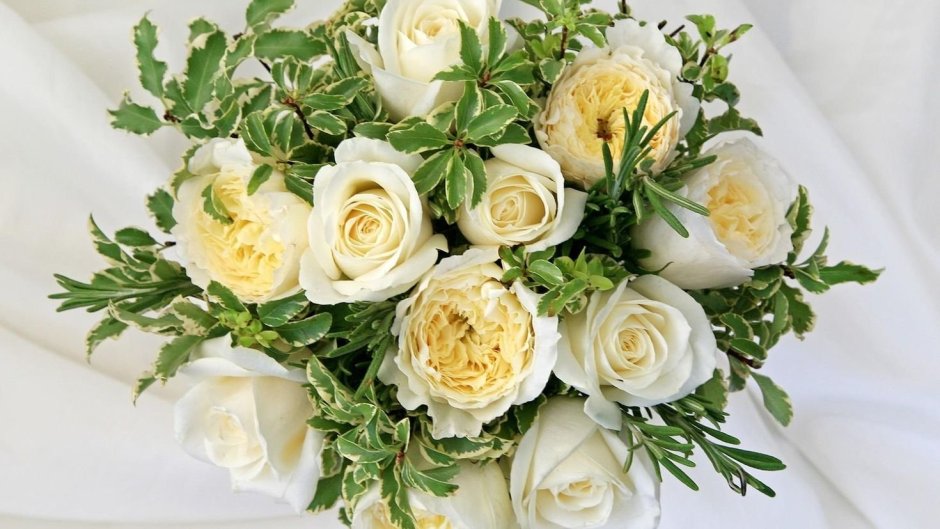 Букет из белых роз с зеленью