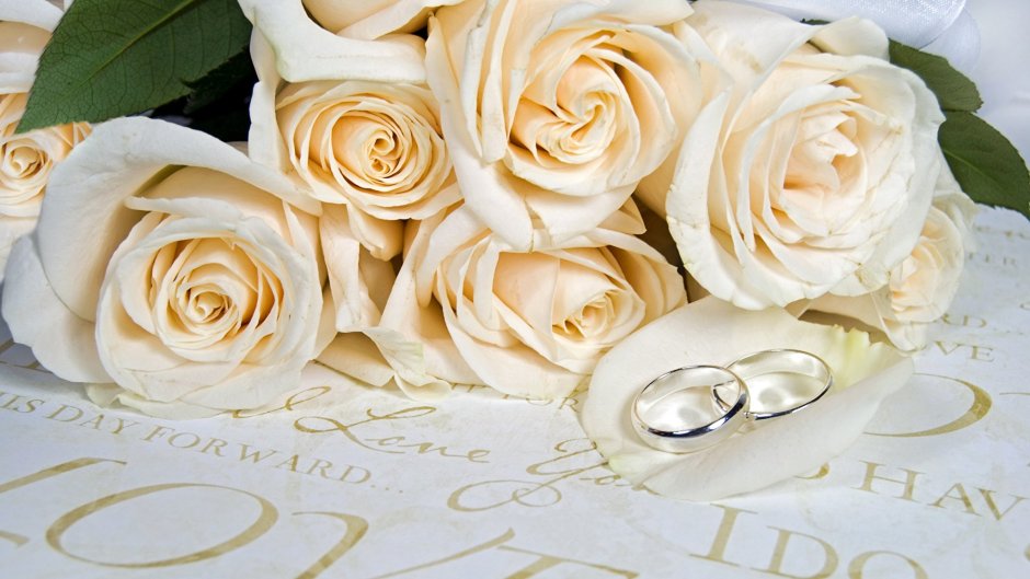 Свадебные кольца с белыми розами