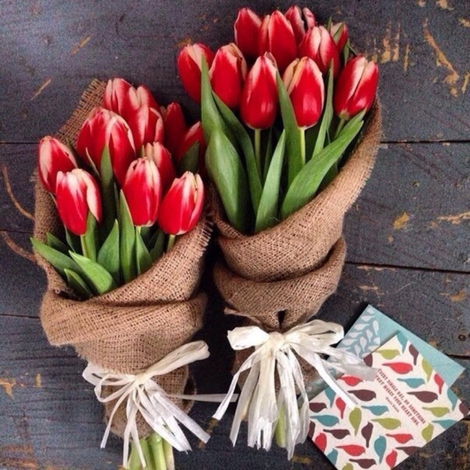 Модные букеты тюльпанов
