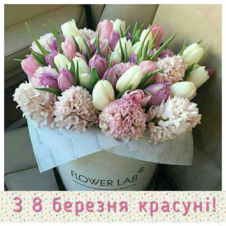 Композиция с тюльпанами и другими цветами в коробке