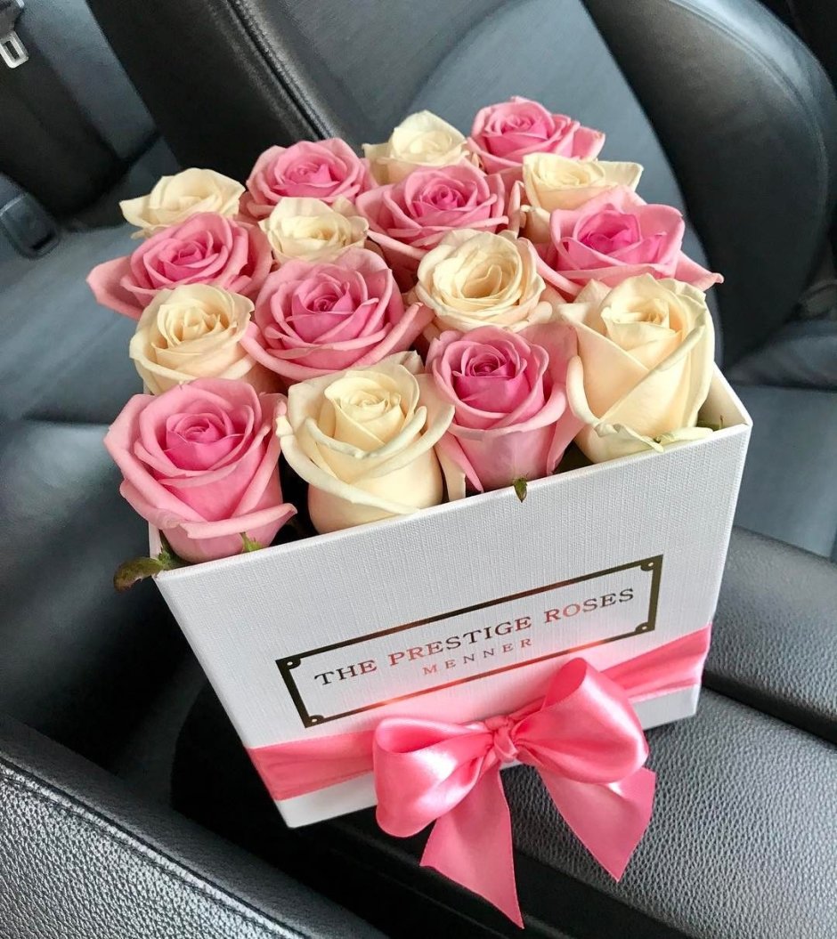 Красивый букет роз в коробке