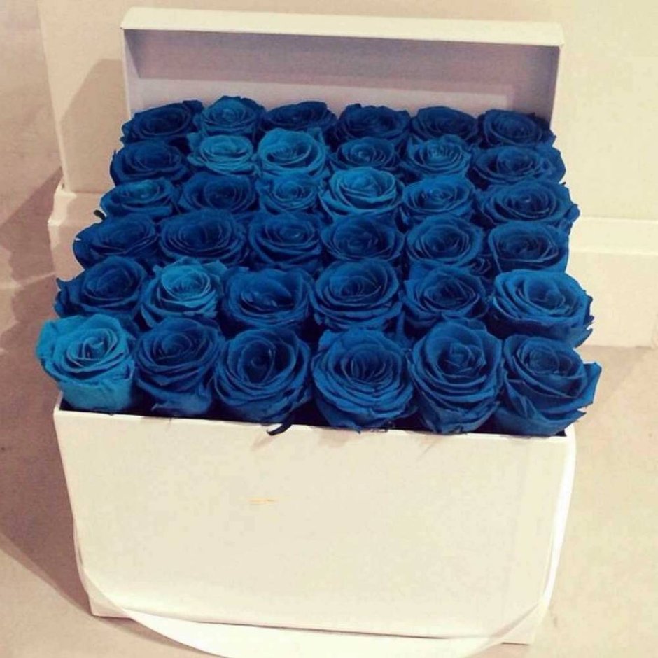 Букет красивых синих роз в коробке