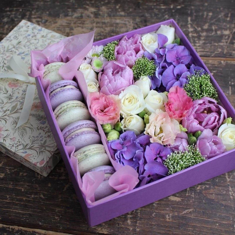 Цветы и макаруны в коробке