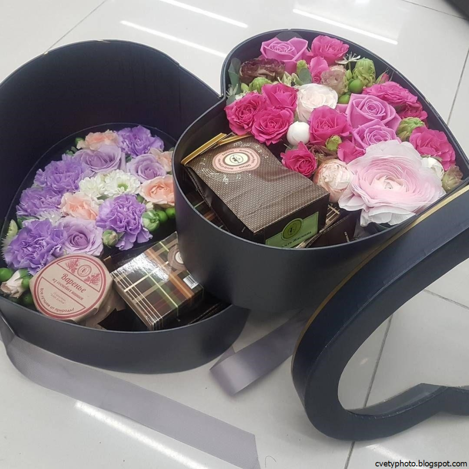 Мини букет цветов красивый в коробке