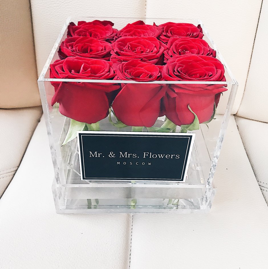 Розы в стеклянной коробке