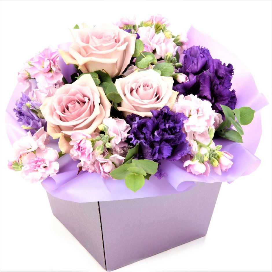 Цветочные букеты в фиолетовой коробке