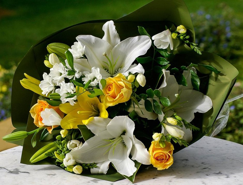 Букет с белыми лилиями и зелеными цветами