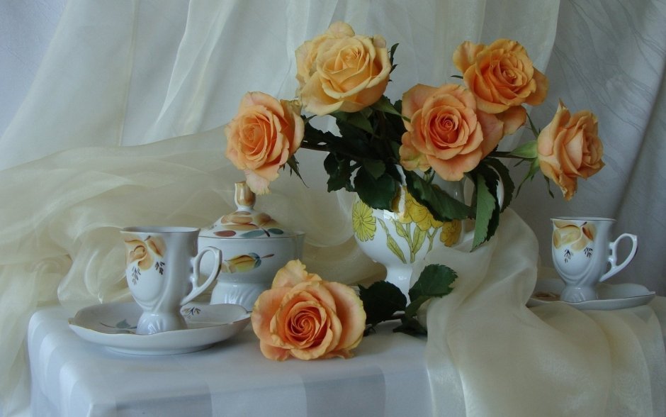 Чайные розы в вазе