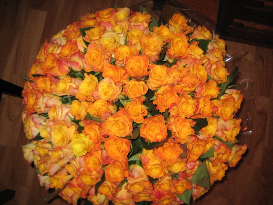 Букет оранжевых роз дома