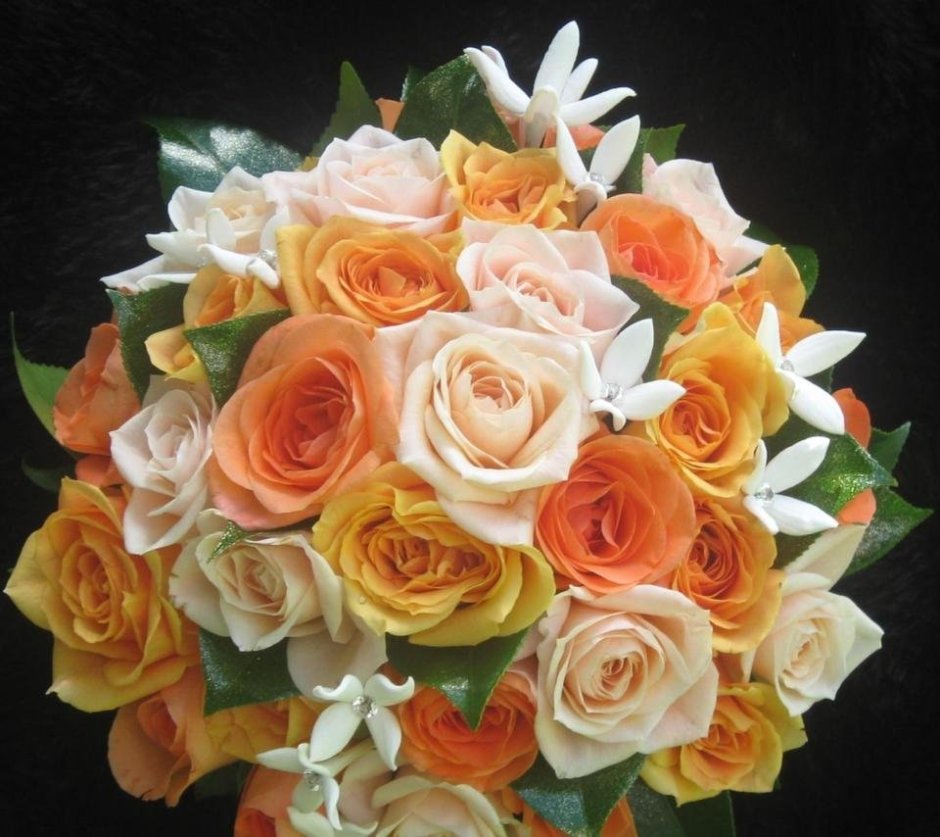 Оранжевые розы и ваза