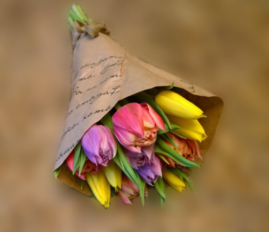 Букет тюльпанов в крафт бумаге
