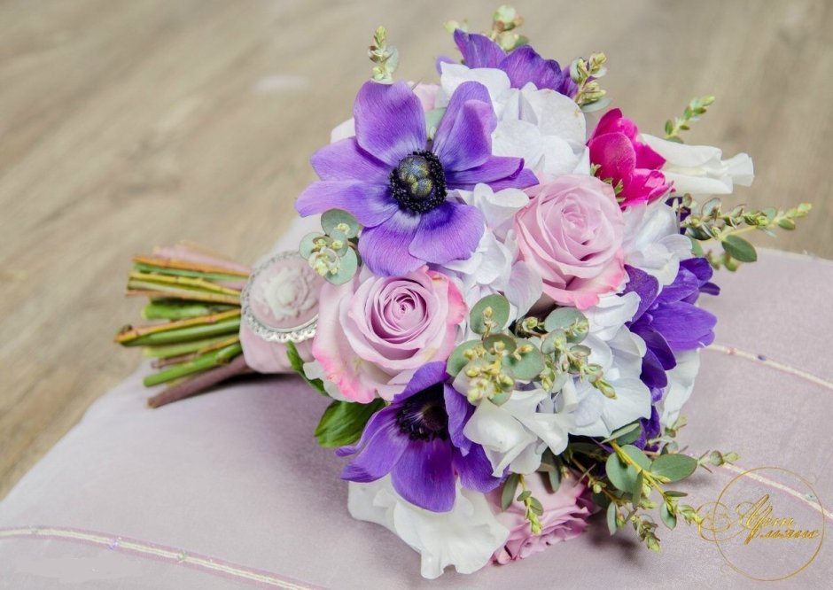 Фиолетовые анемоны букет невесты