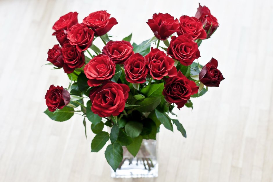 Бордовые розы в вазе