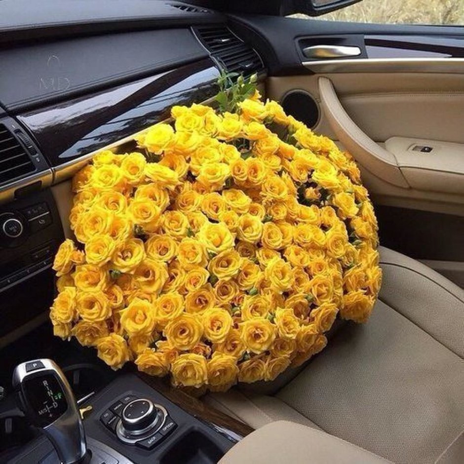 Букет из желтых роз в машине