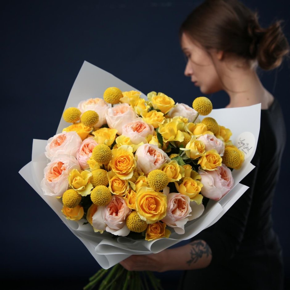 Букет с желтыми пионовидными розами
