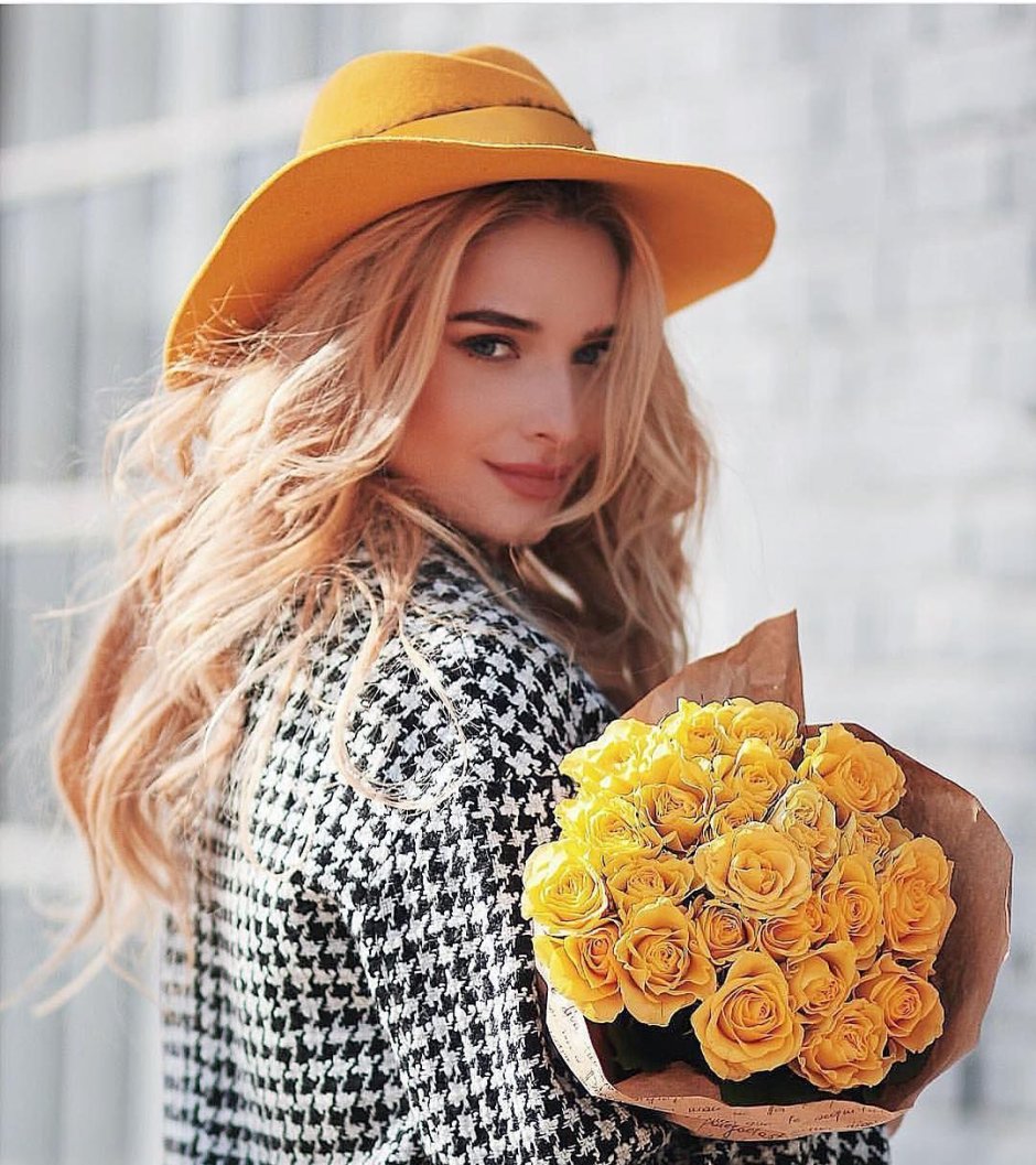 Девушка с желтыми розами