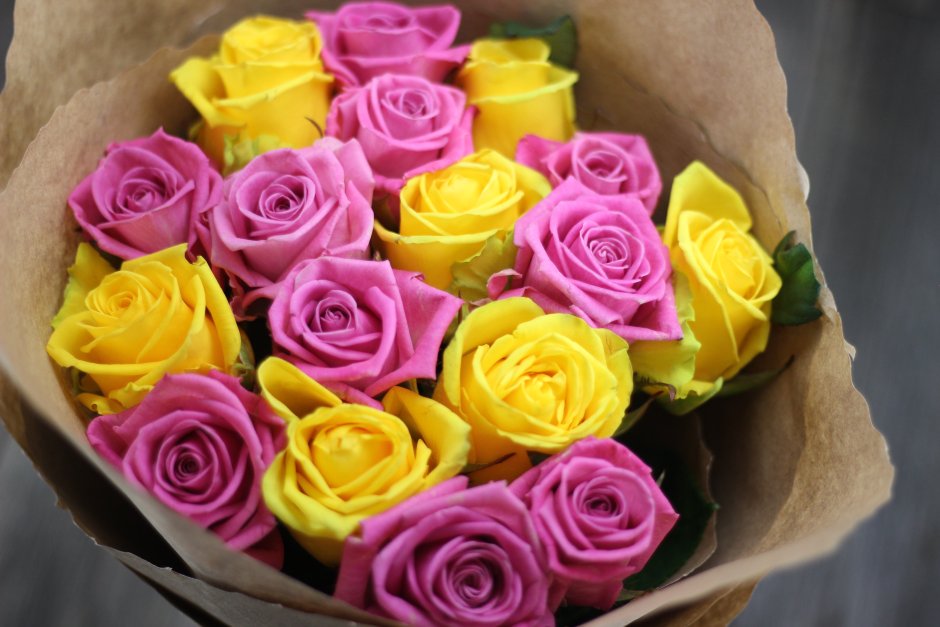 Букет из желтых и розовых роз