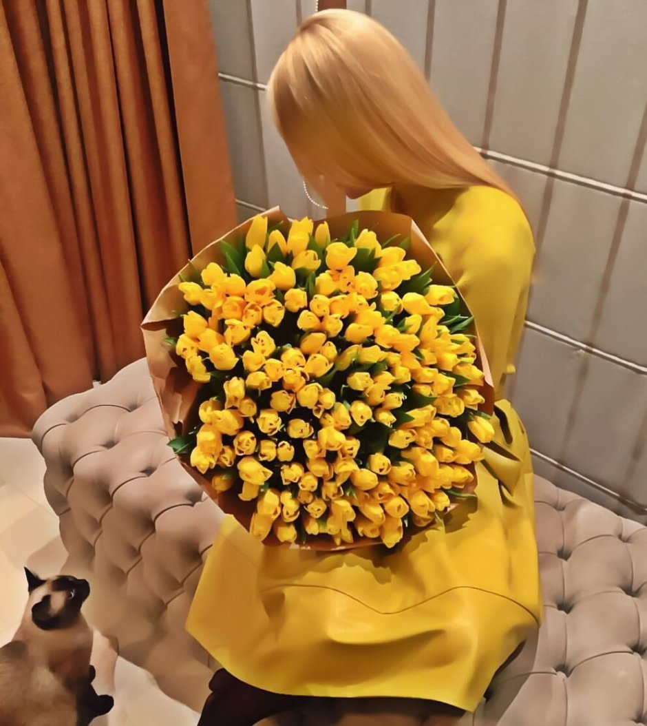 Девушка с букетом желтых цветов