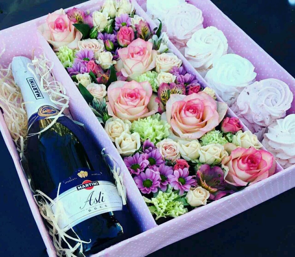 Коробка с цветами и шампанским