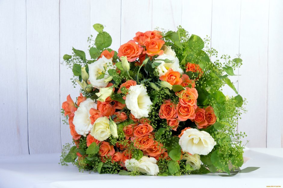 Оранжевый букет розы лизиантус