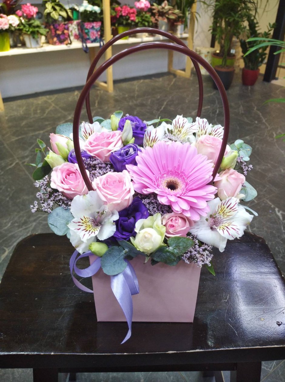 Цветы в сумке композиция