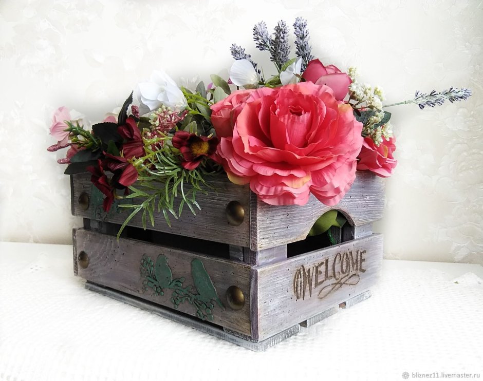 Деревянный ящик для цветов с птичкой