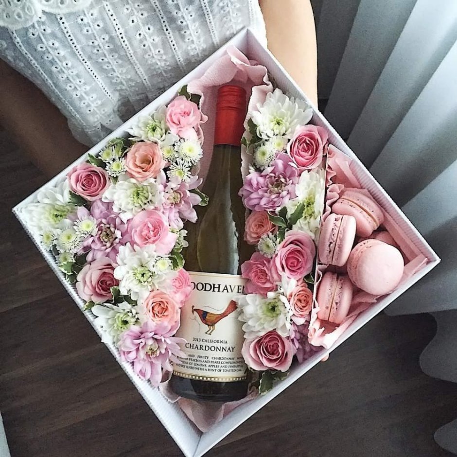 Коробка с вином и цветами