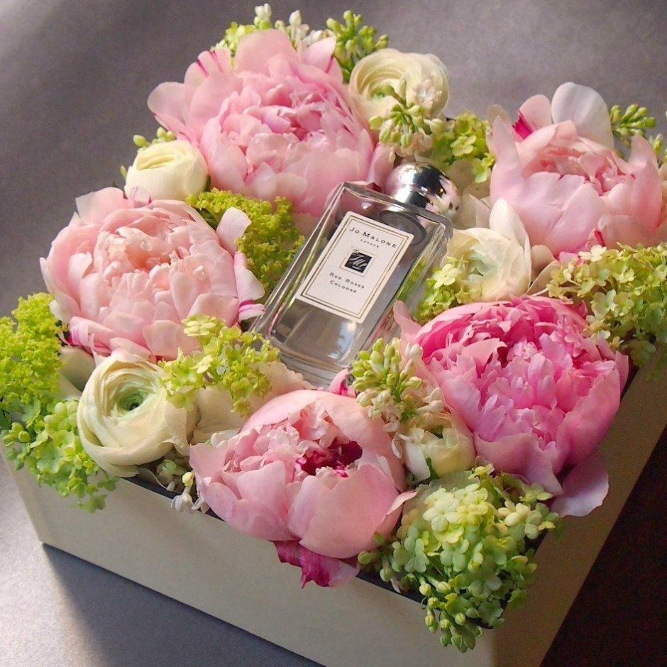 Подарочная коробка с цветами