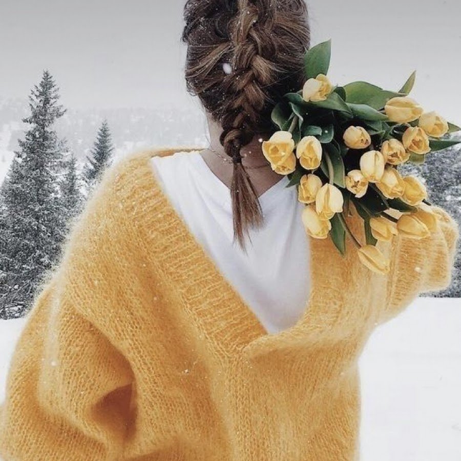 Девушка с тюльпанами зимой