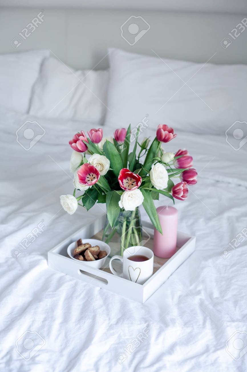 Букет тюльпанов на постели