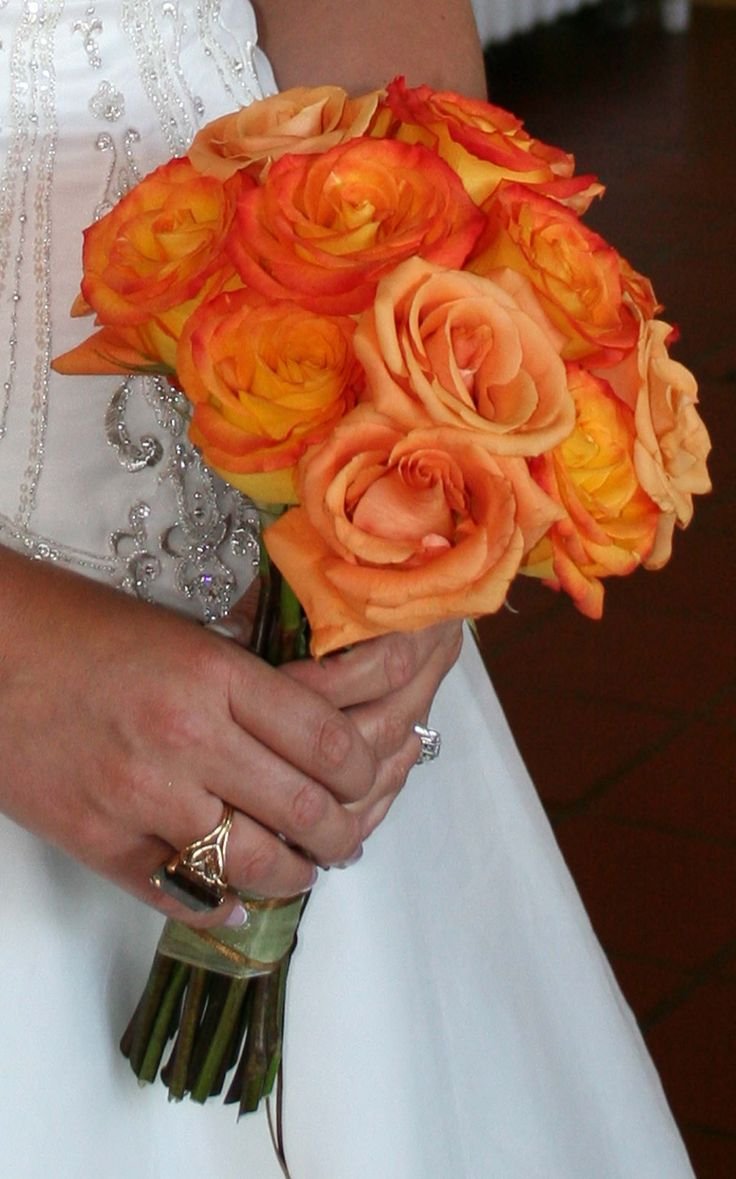 Свадебный букет из оранжевых роз