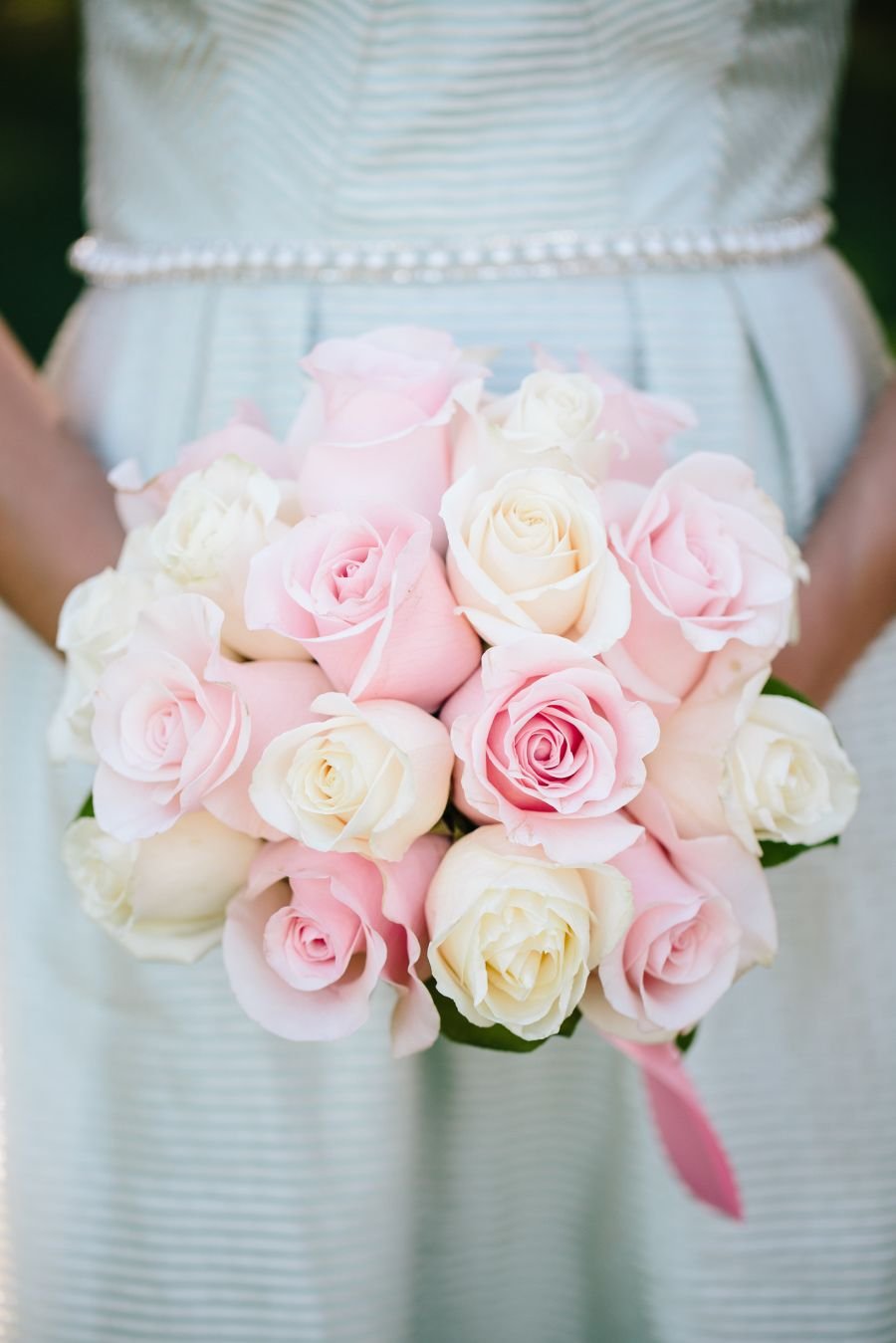 Свадебный букет из белых и розовых роз
