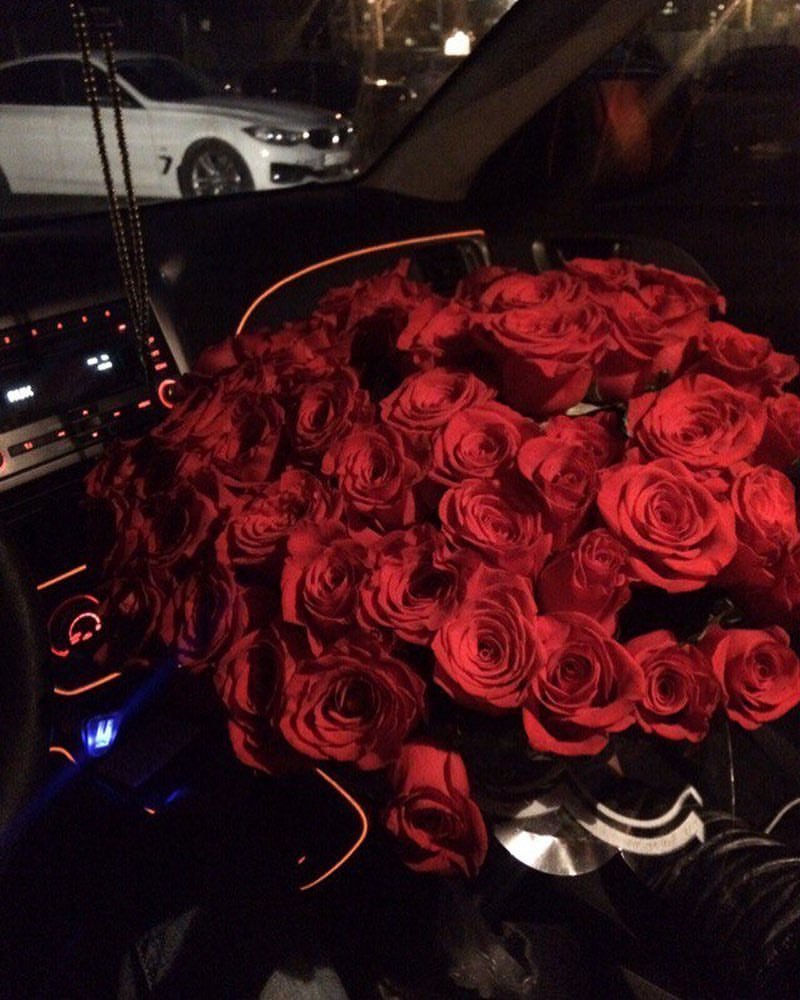 Розы в машине ночью