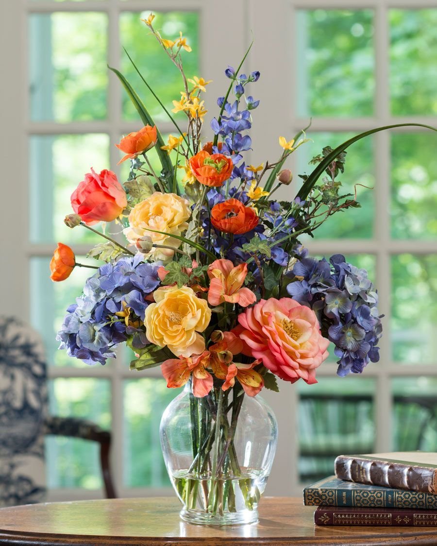 Летние цветы в вазах