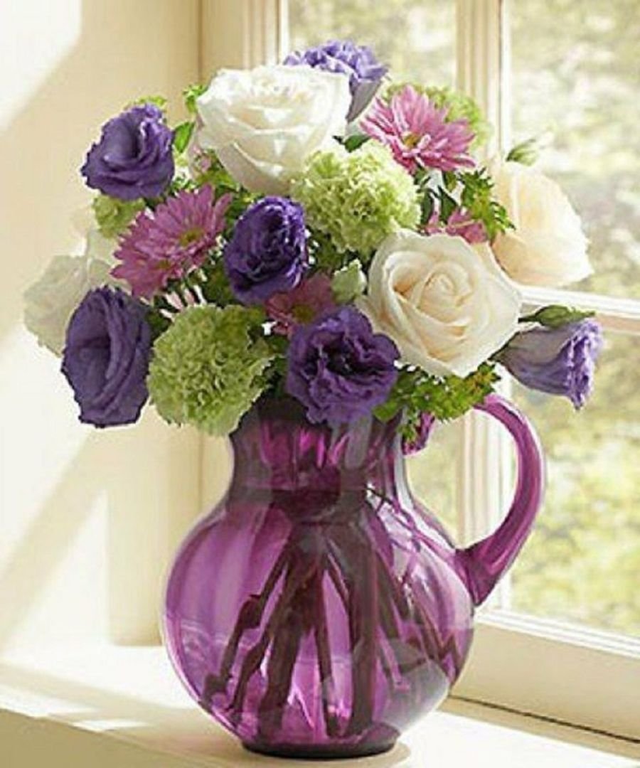 Фиолетовые цветы в вазе