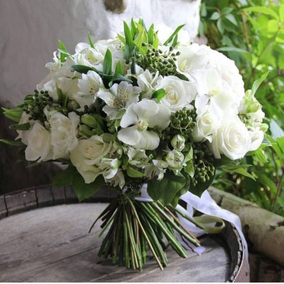 Букет белых цветов флористика