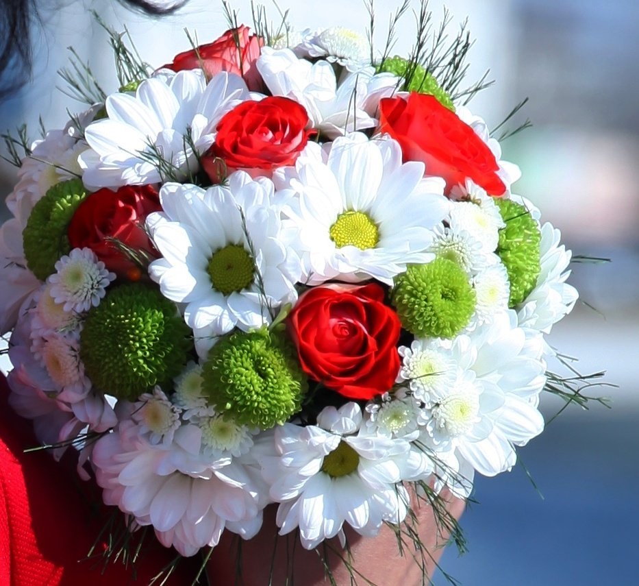 Свадебный букет из красных роз и хризантем