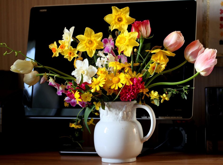 Нарциссы и тюльпаны в вазе